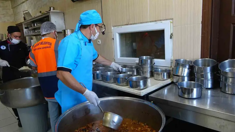 Her gün 600 kişiye sıcak yemek, 60 kişiye ücretsiz berber hizmeti veriliyor
