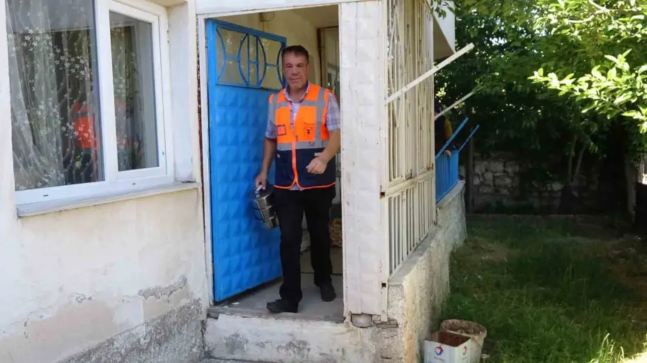 Her gün 600 kişiye sıcak yemek, 60 kişiye ücretsiz berber hizmeti veriliyor