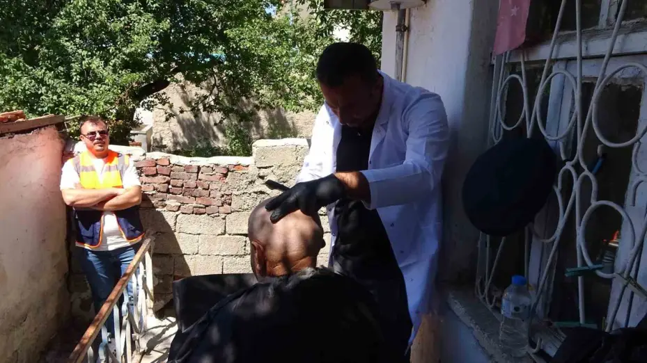 Her gün 600 kişiye sıcak yemek, 60 kişiye ücretsiz berber hizmeti veriliyor