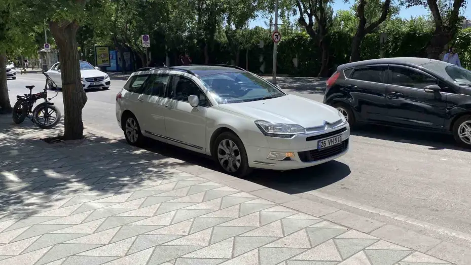 Sebep olduğu kazanın ardından hiçbir şey olmamış gibi yoluna devam etti