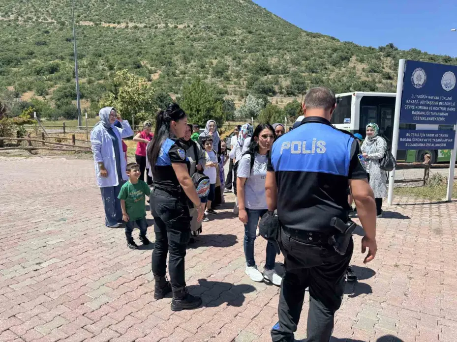 Büyükşehir Engelsiz Çocukevi’nin özel konukları, Atlı Polis Grup Amirliği’ne konuk oldu