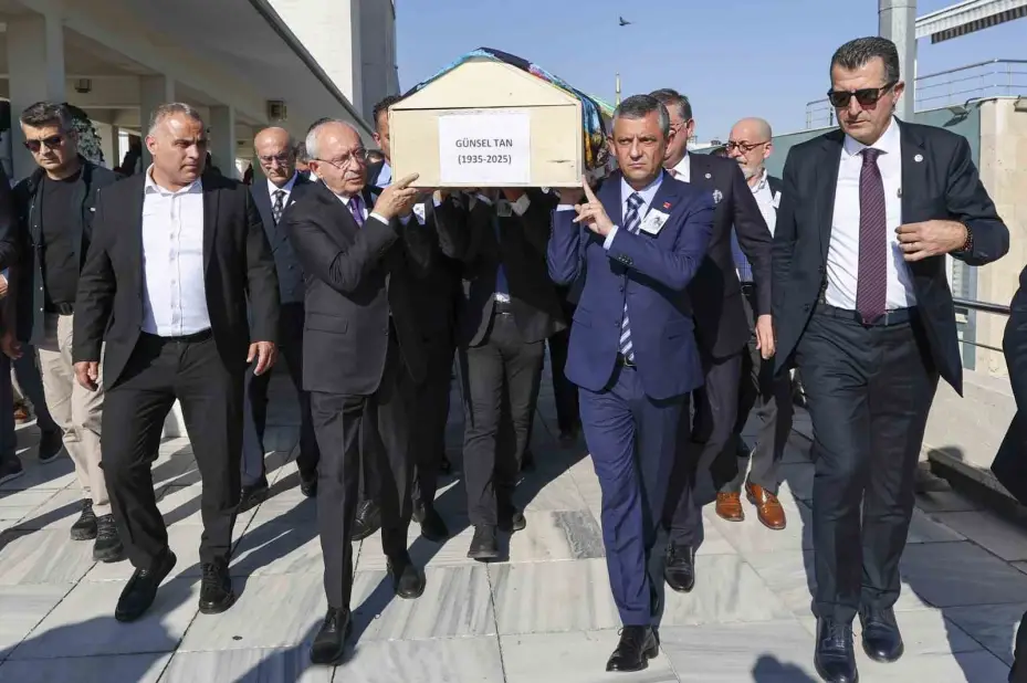 Özgür Özel ile Kılıçdaroğlu, Milletvekili Namık Tan’ın annesinin cenazesine katıldı