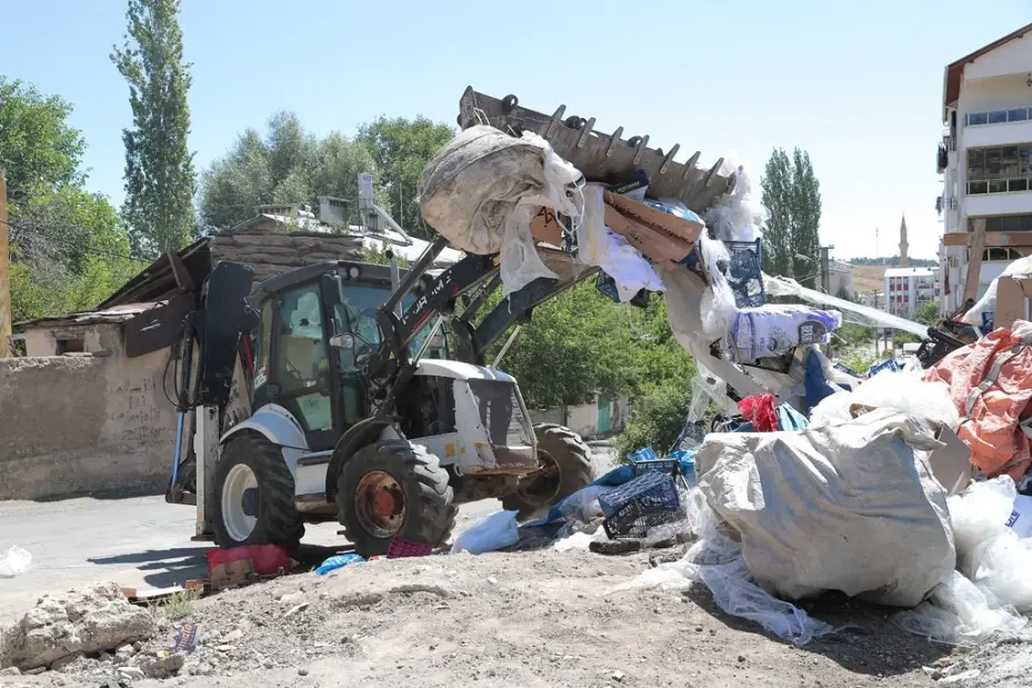 Sivas Belediyesi’nden mahalle aralarındaki atık yığınlarına müdahale