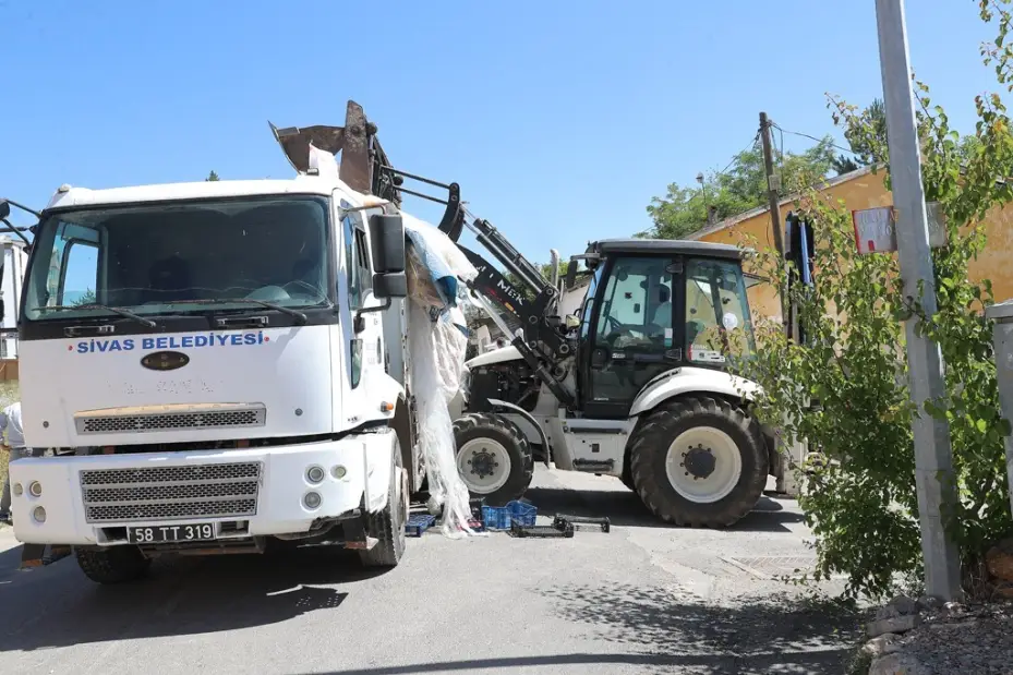 Sivas Belediyesi’nden mahalle aralarındaki atık yığınlarına müdahale