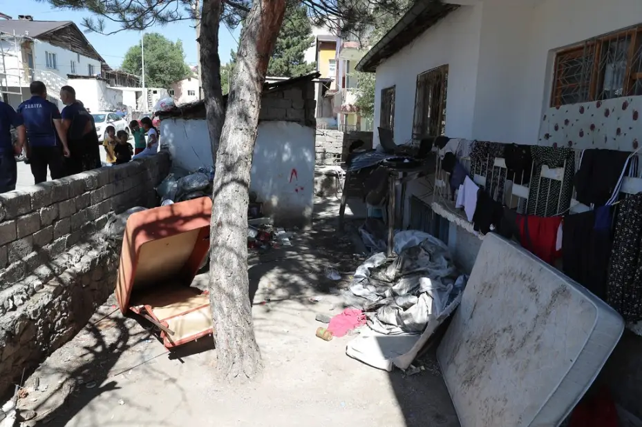 Sivas Belediyesi’nden mahalle aralarındaki atık yığınlarına müdahale