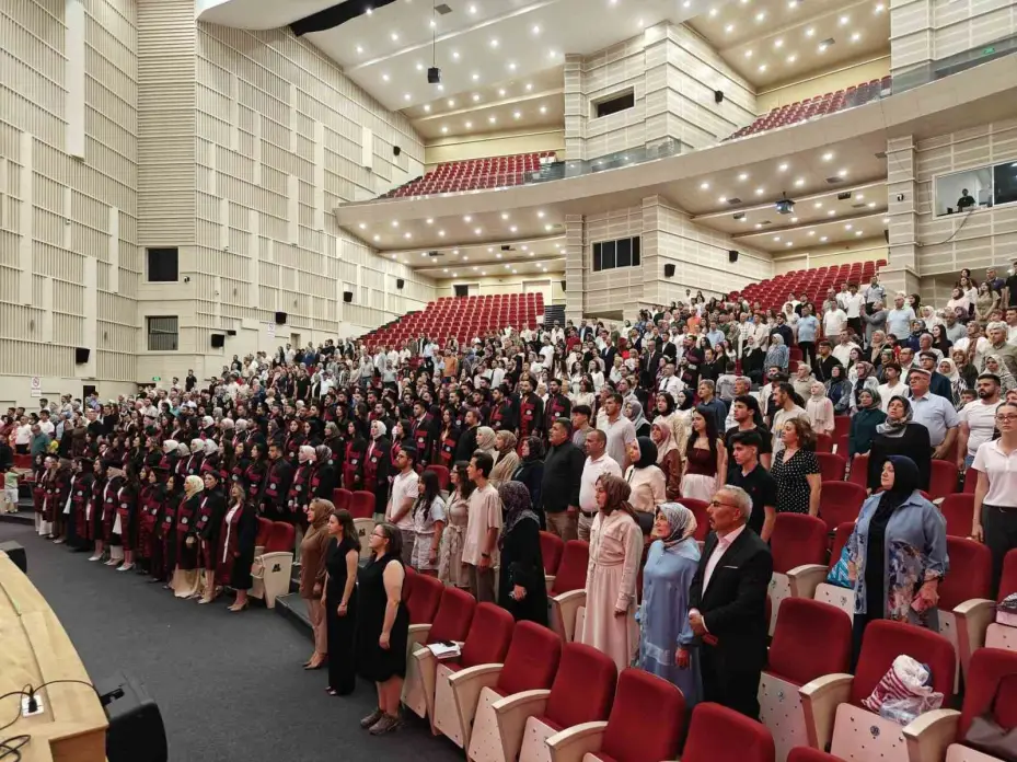ERÜ Eczacılık Fakültesi 16. dönem mezunlarını verdi