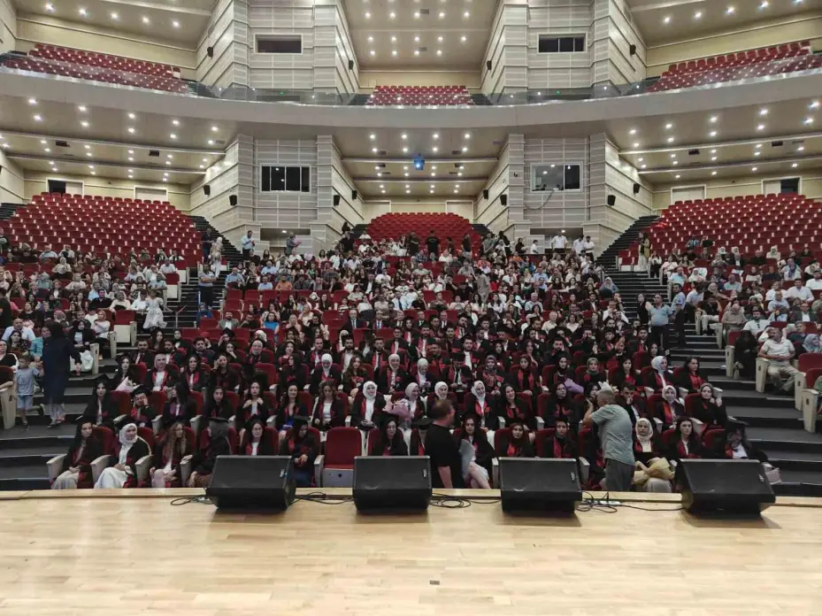ERÜ Eczacılık Fakültesi 16. dönem mezunlarını verdi