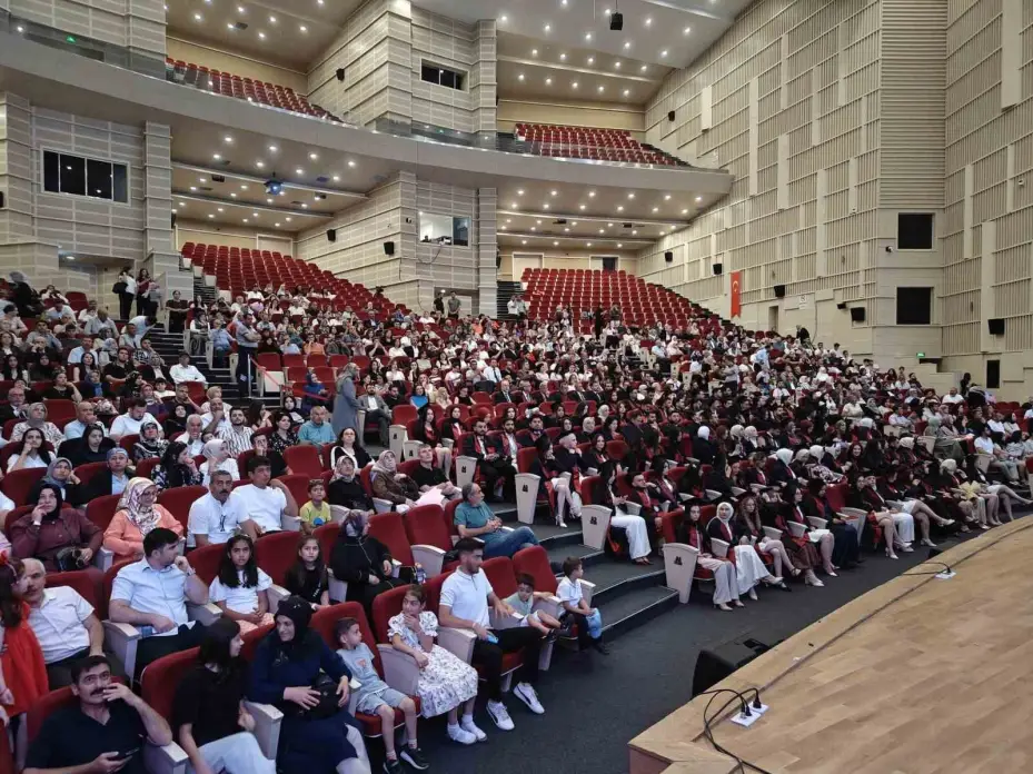ERÜ Eczacılık Fakültesi 16. dönem mezunlarını verdi