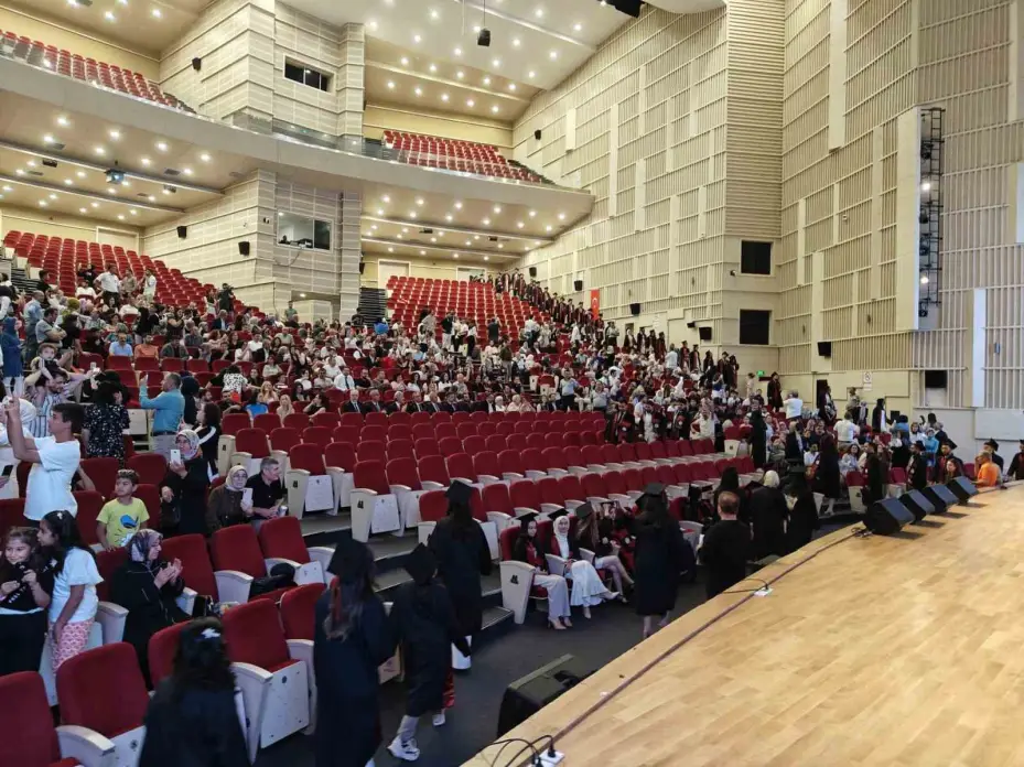 ERÜ Eczacılık Fakültesi 16. dönem mezunlarını verdi