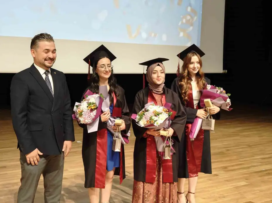 ERÜ Eczacılık Fakültesi 16. dönem mezunlarını verdi