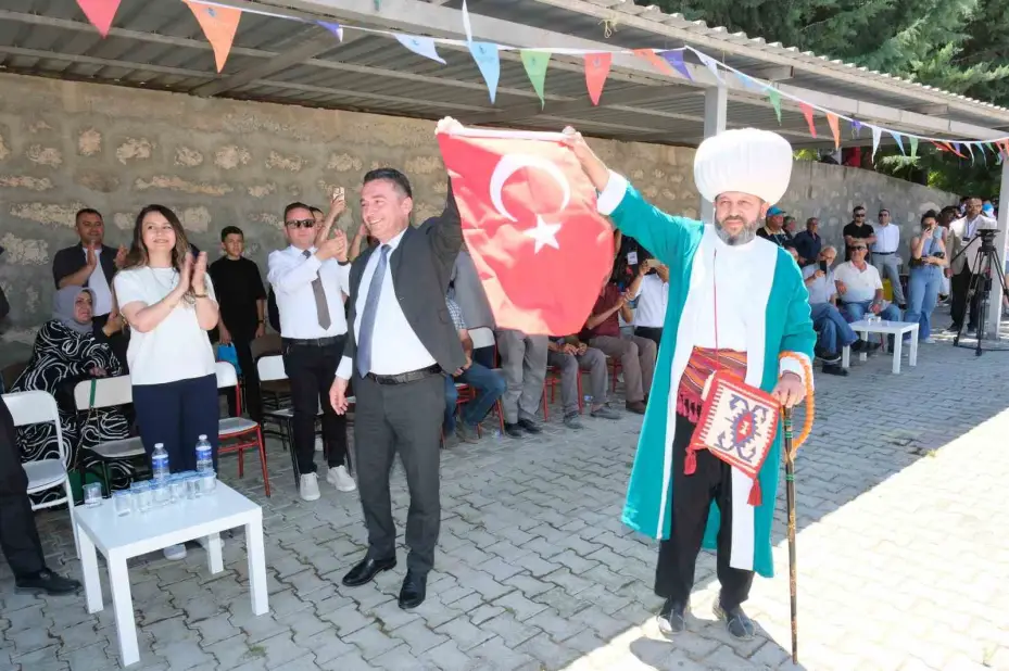 Nasreddin Hoca göle maya çaldı, festival başladı