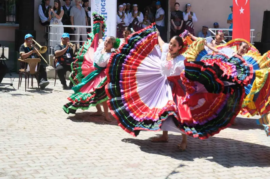 Nasreddin Hoca göle maya çaldı, festival başladı
