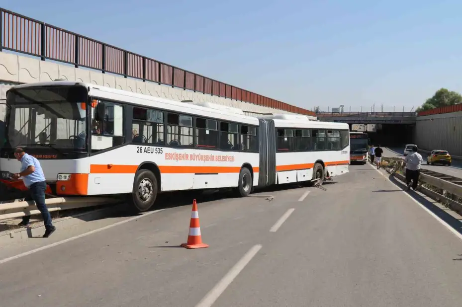 Üniversiteye giden belediye otobüsü bariyerlere çıktı, facia kıl payı ile atlatıldı