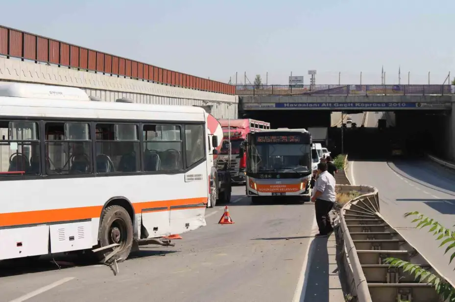 Üniversiteye giden belediye otobüsü bariyerlere çıktı, facia kıl payı ile atlatıldı