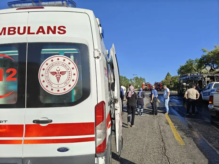 Alev alan halk otobüsü küle döndü
