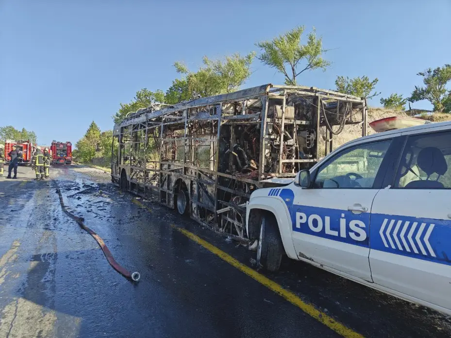 Alev alan halk otobüsü küle döndü
