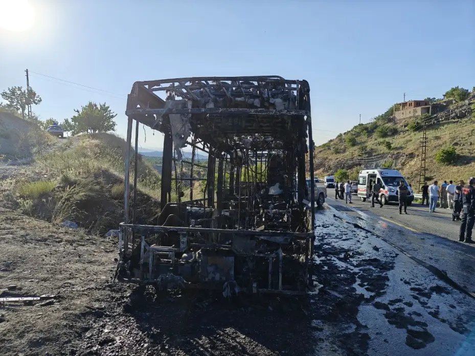 Alev alan halk otobüsü küle döndü