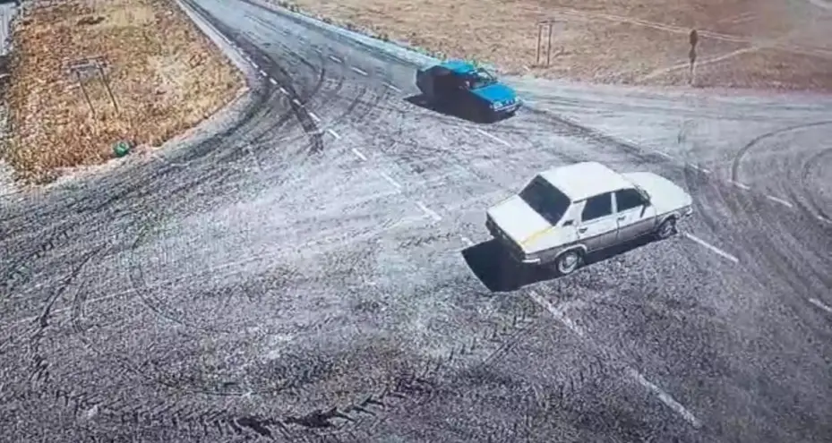 Kaza yapan otomobillerden biri alev aldı