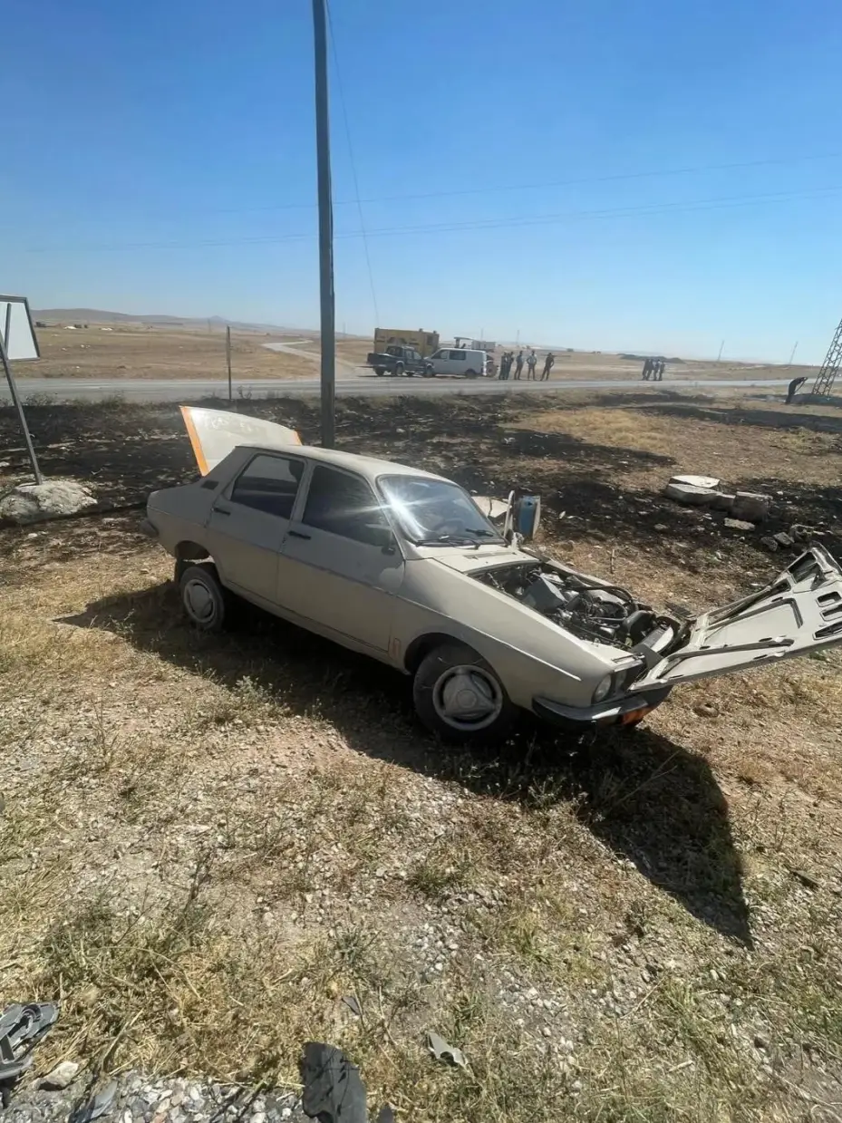 Kaza yapan otomobillerden biri alev aldı