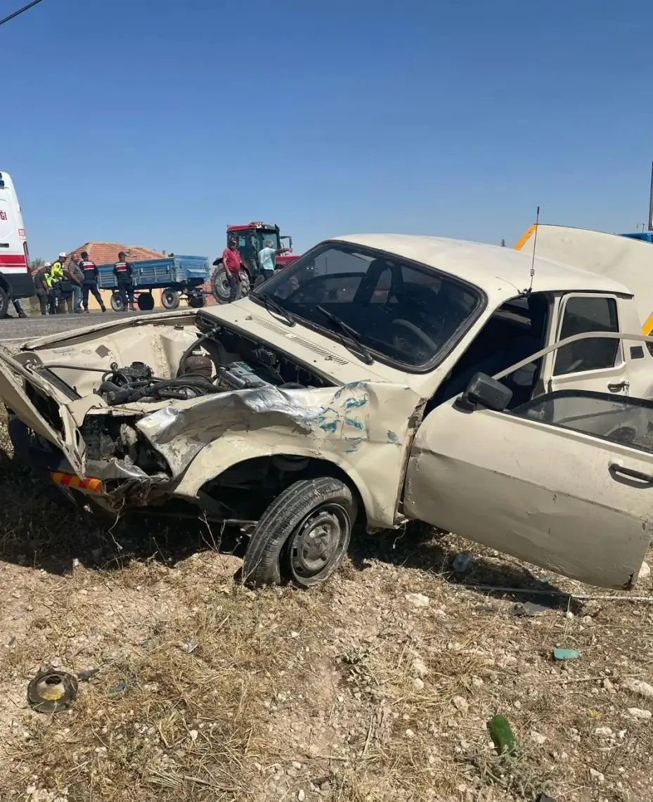 Kaza yapan otomobillerden biri alev aldı