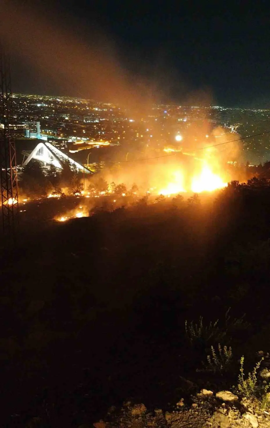 Konya’da havai fişek atarak yangına sebep olan 3 şahıs gözaltına alındı