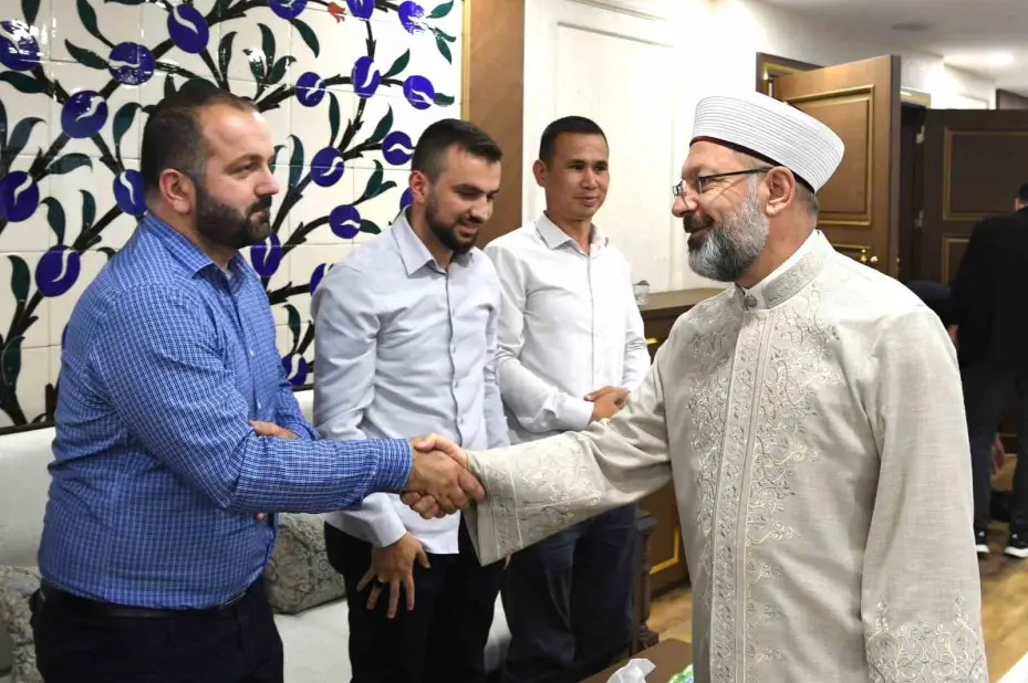 Diyanet İşleri Başkan Erbaş, Türk devletlerinden gelen akademisyen ve öğrencilerle buluştu