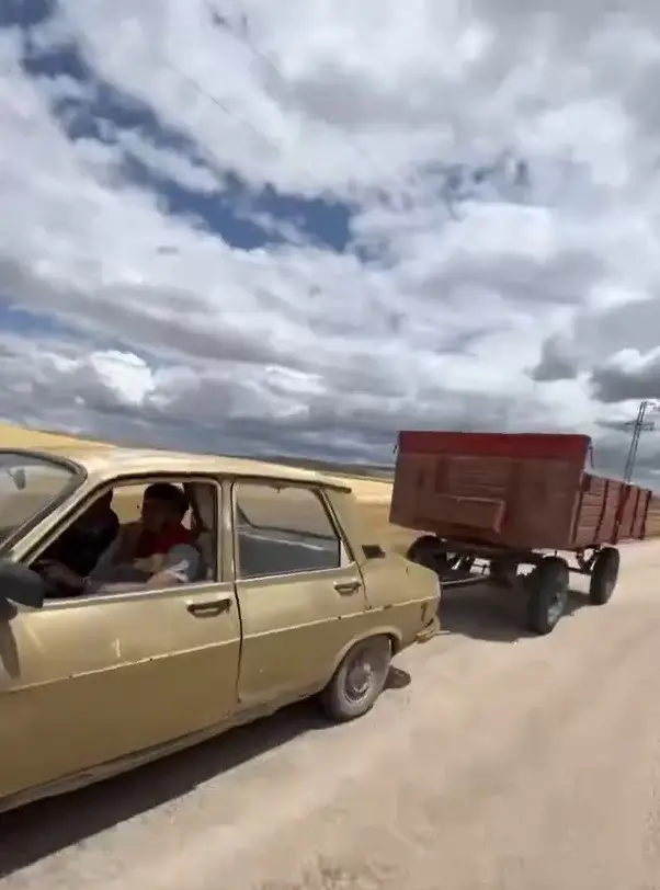 Otomobile gelişigüzel bağlanan traktör römorku trafiği tehlikeye düşürdü