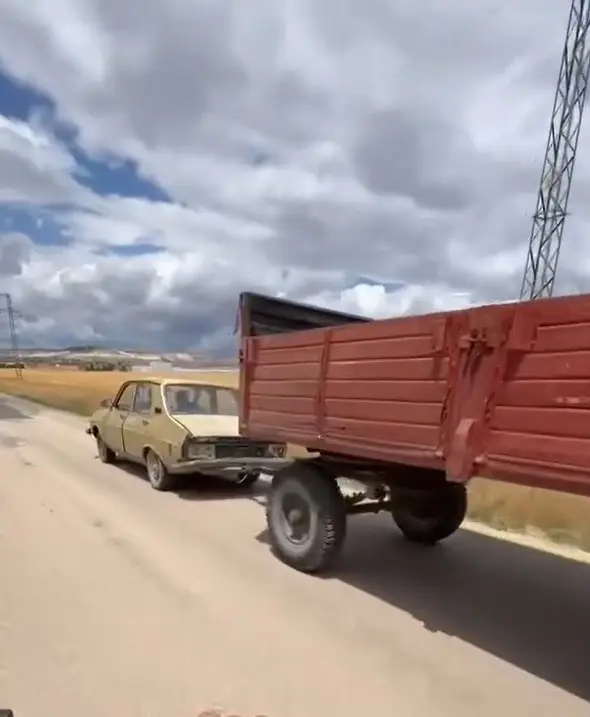 Otomobile gelişigüzel bağlanan traktör römorku trafiği tehlikeye düşürdü