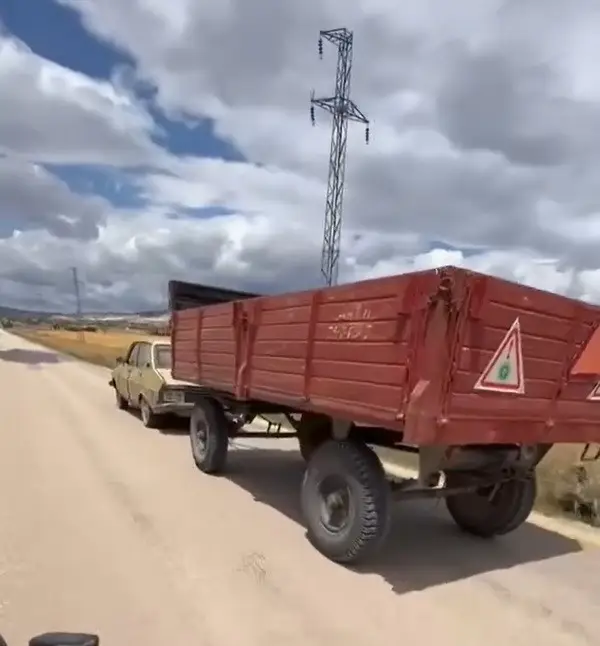 Otomobile gelişigüzel bağlanan traktör römorku trafiği tehlikeye düşürdü