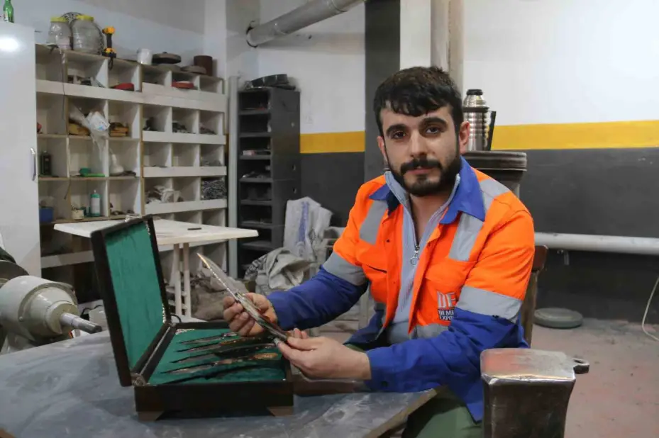 Dizilerden etkilenip 10 bin boynuz arasından seçtiği boynuzlarla eşsiz renklerde Sivas bıçakları üretti