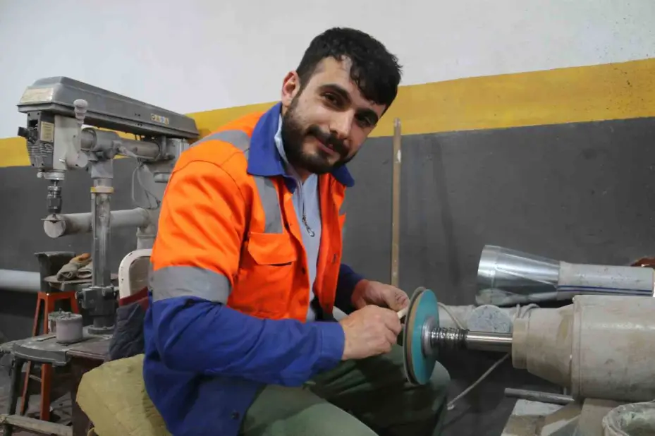 Dizilerden etkilenip 10 bin boynuz arasından seçtiği boynuzlarla eşsiz renklerde Sivas bıçakları üretti