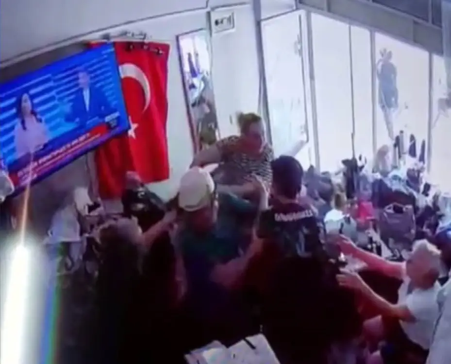 Baba-oğul kadın terzinin iş yerini basıp darp etti
