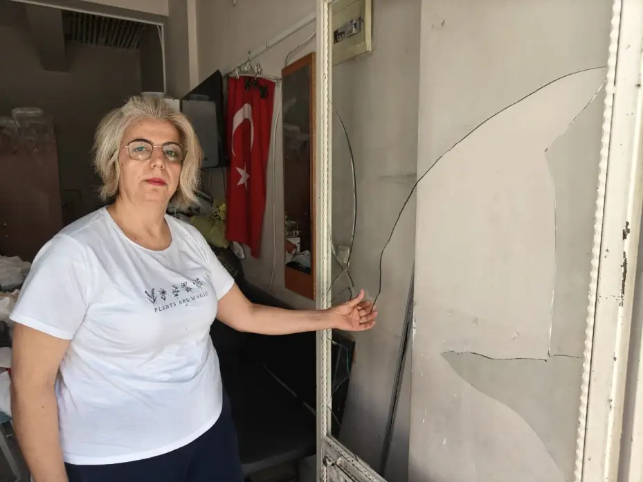 Baba-oğul kadın terzinin iş yerini basıp darp etti