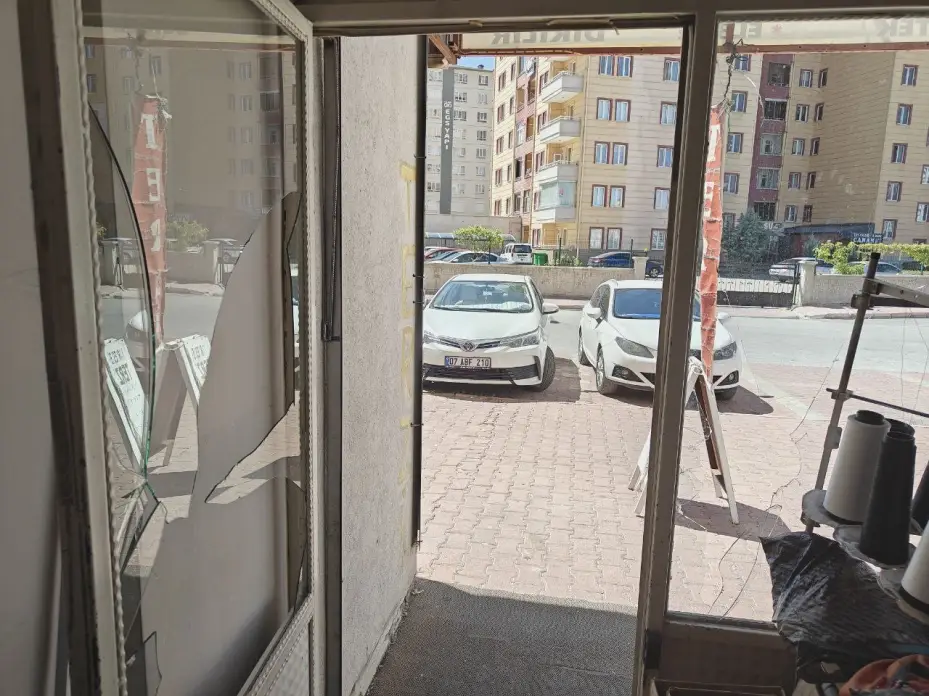 Baba-oğul kadın terzinin iş yerini basıp darp etti