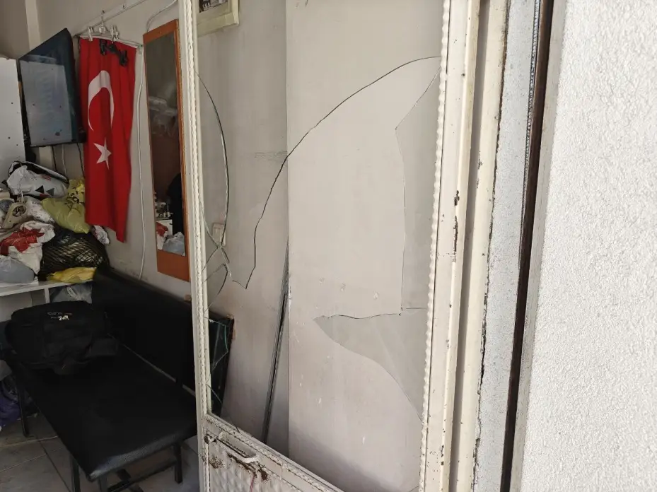 Baba-oğul kadın terzinin iş yerini basıp darp etti