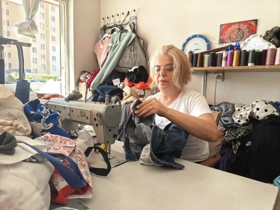 Baba-oğul kadın terzinin iş yerini basıp darp etti