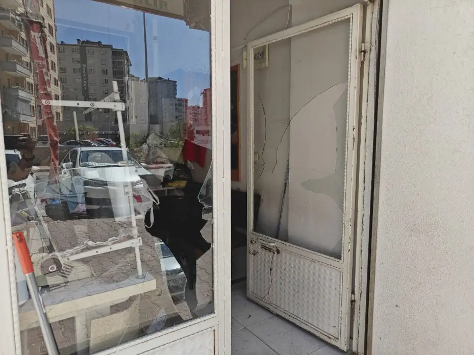 Baba-oğul kadın terzinin iş yerini basıp darp etti