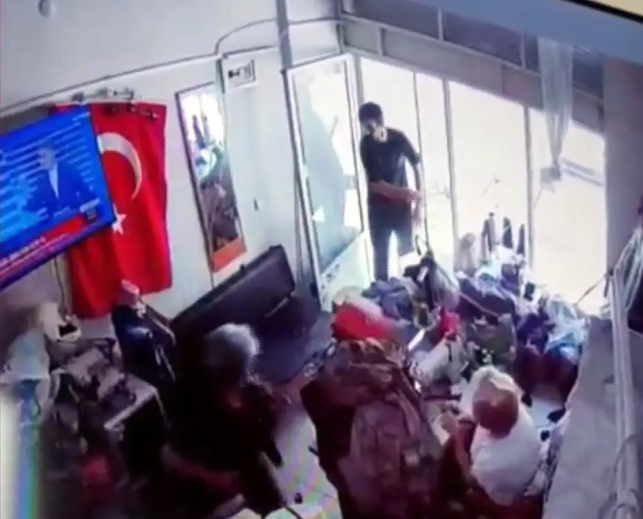 Baba-oğul kadın terzinin iş yerini basıp darp etti