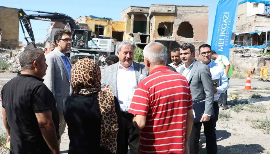 Melikgazi’de metruk 5 yapı yıkıldı
