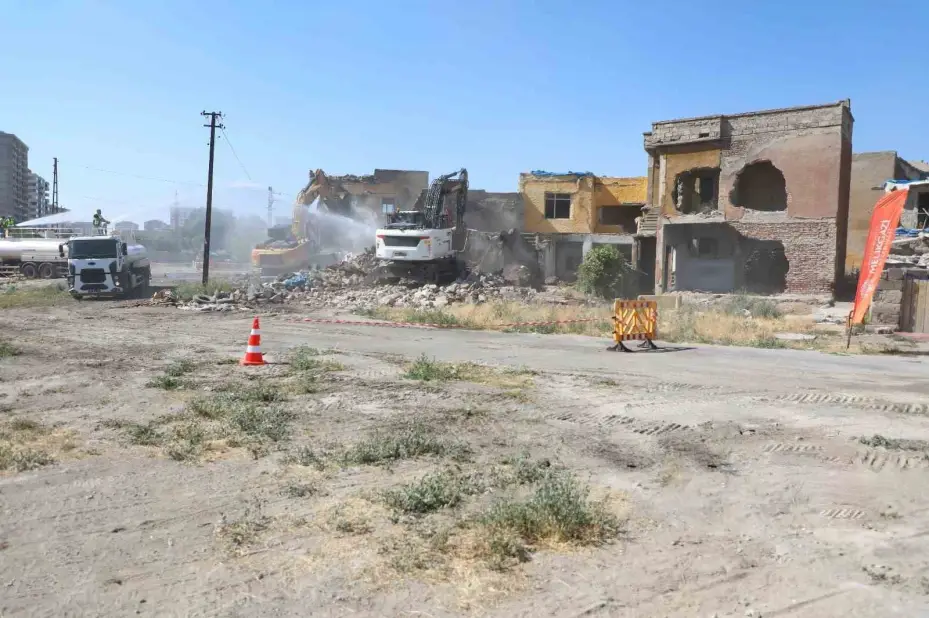 Melikgazi’de metruk 5 yapı yıkıldı