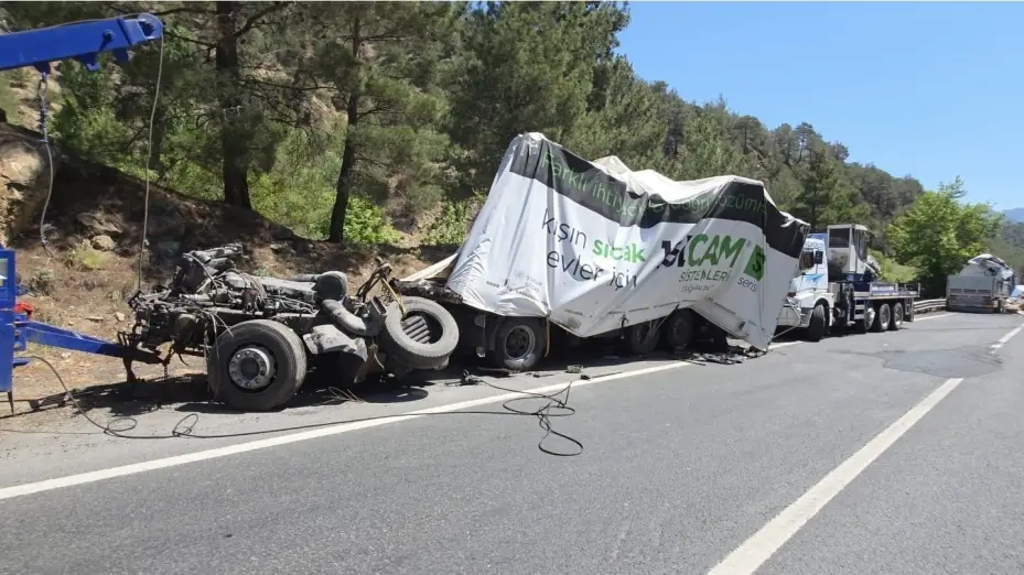 Niğde - Pozantı Karayolunda zincirleme tır kazası: 1 ölü, 2 yaralı