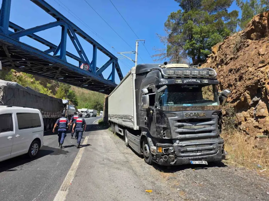 Niğde - Pozantı Karayolunda zincirleme tır kazası: 1 ölü, 2 yaralı