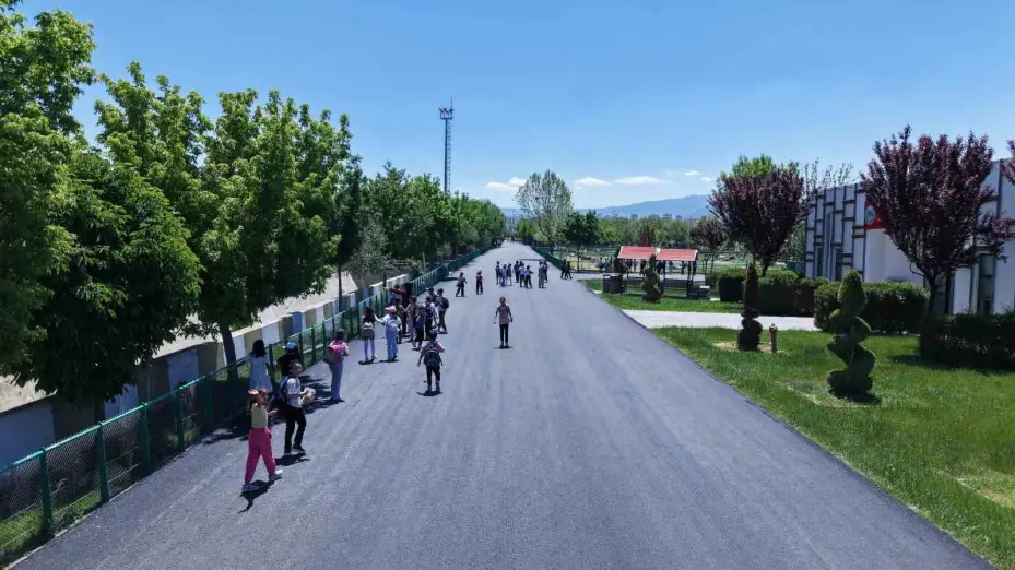Hayvanat bahçesinde yürüyüş yolları yenilendi