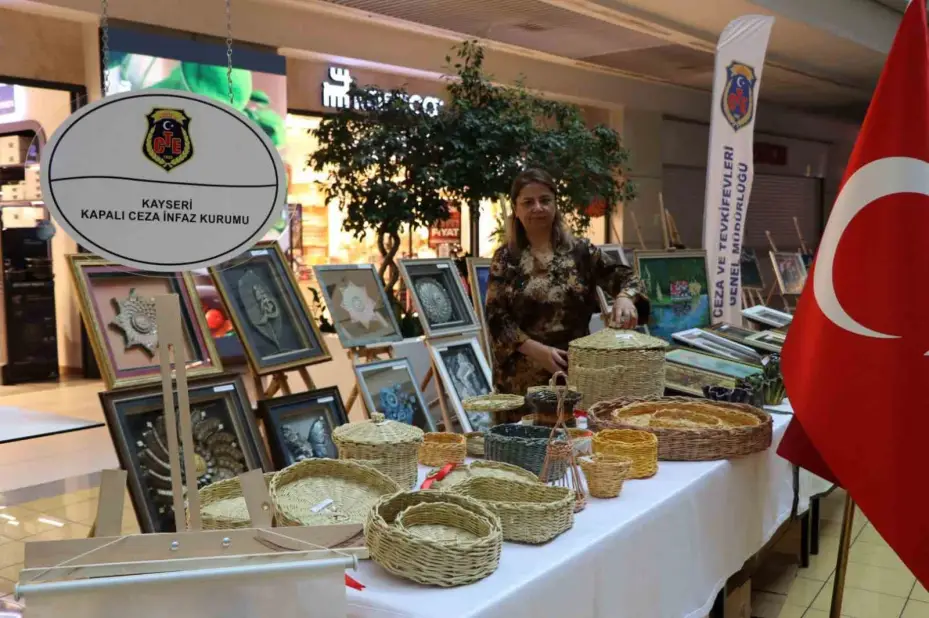 Hükümlü ve tutukluların el emekleri sergilendi