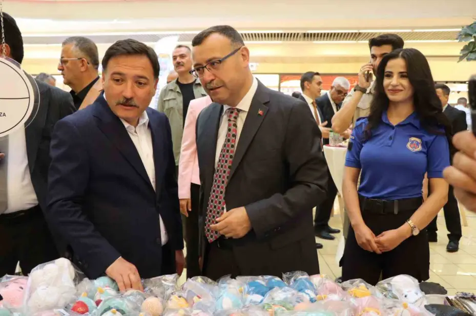 Hükümlü ve tutukluların el emekleri sergilendi