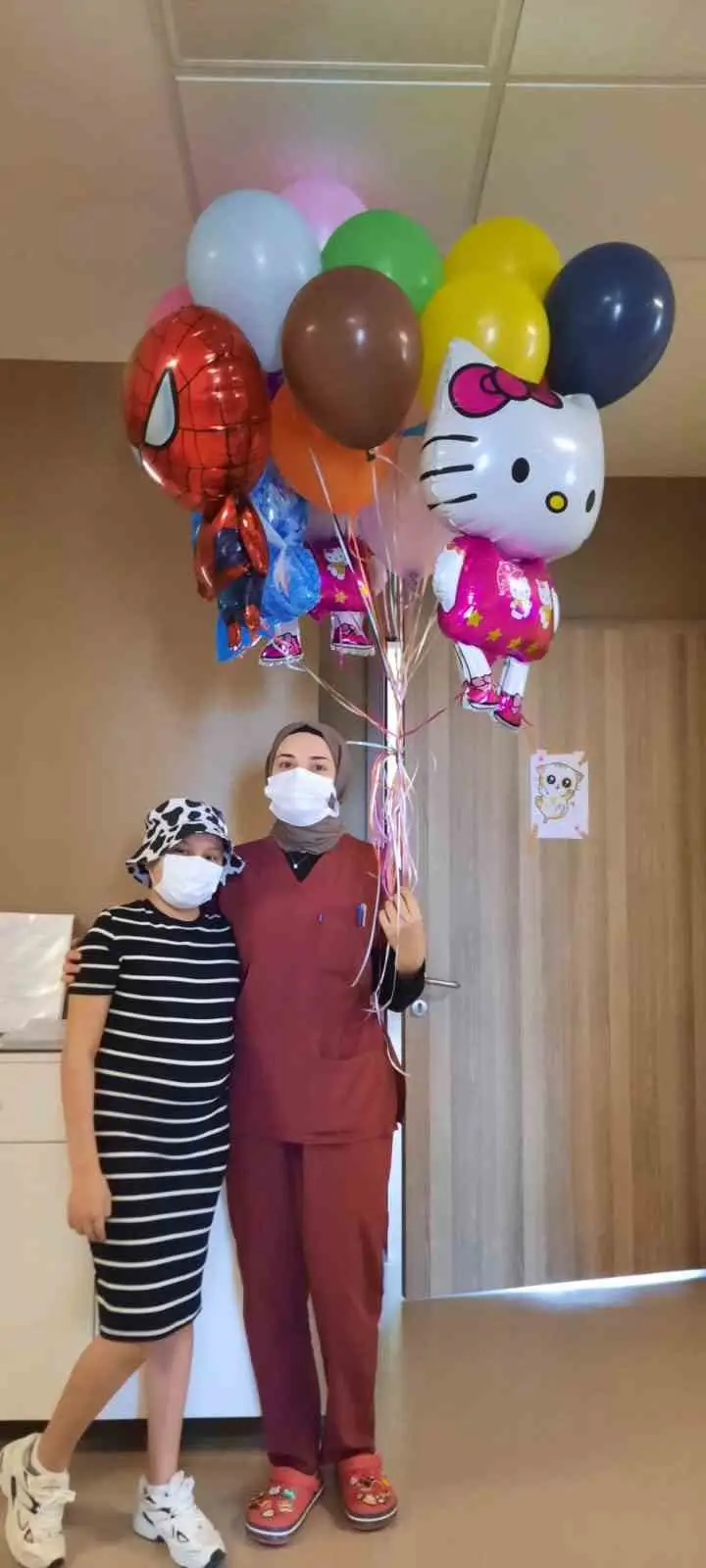 Lösemi hastası küçük çocuk, balonlarla taburcu oldu