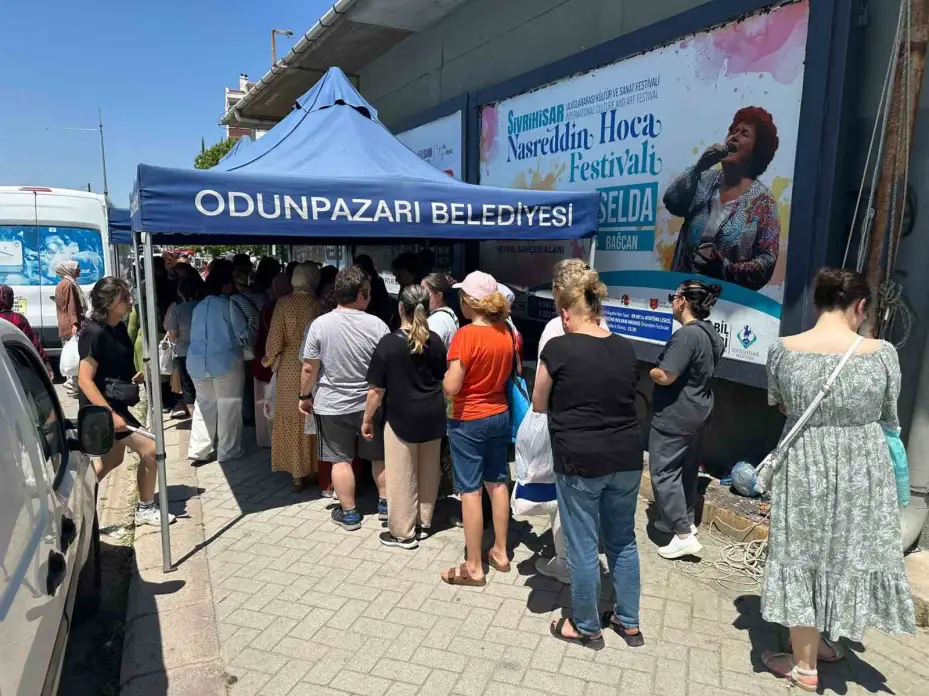 Odunpazarı Belediyesi’nden Çarşamba Pazarı’nda aşure ikramı