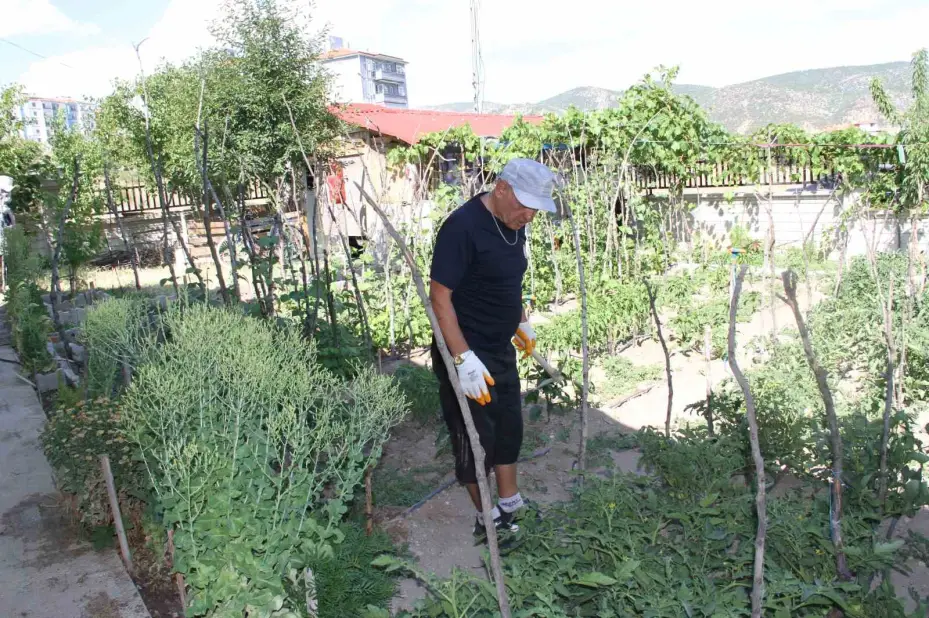 Şehir hayatından sıkıldı, mutluluğu köy hayatında buldu