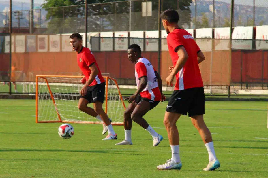 Gençlerbirliği, yeni sezon hazırlıklarını basına açtı