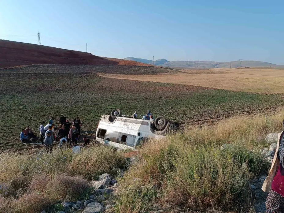 Konya’da tarım işçilerini taşıyan minibüs devrildi: 15 yaralı